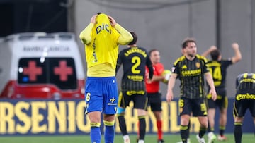 Iker Recio, desolado, tras el pitido final que consumaba la séptima derrota del Cádiz CF ante el Real Zaragoza.