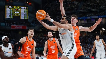 Facundo Campazzo entra a canasta defendido por Sergio de Larrea, del Valencia Basket.