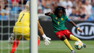 EPA8834. MONTPELLIER (FRANCIA), 20/06/2019.- La delantera camerunesa Gabrielle Aboudi Onguene (d) dispara ante la gaurdameta neozelandesa Erin Nayler (i) durante su encuentro perteneciente al grupo E del Mundial Femenino, entre las selecciones de f&uacute