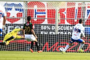 Fútbol, Universidad Católica v Palestino.
Décima fecha, campeonato de Apertura 2015.
El jugador de Universidad Católica, Jeisson Vargas, derecha, marca su gol contra Palestino  durante el partido de primera división disputado en el estadio San Carlos de A