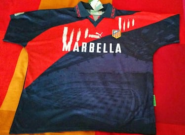 Tercera equipación de la temporada del Doblete del cub. El dibujo del Vicente Calderón se puede ver en la parte frontal de la camiseta.