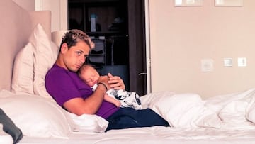 ‘Chicharito’ con Noah, su pequeño hijo, en brazos. London, 2019.