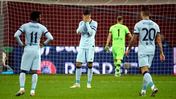 Los jugadores del Atlético se lamentan tras el partido en Leverkusen.