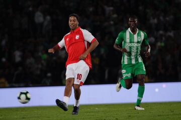 La fiesta en El Campín que disfrutó de la magia de Ronaldinho en el partido entre Santa Fe y Nacional, en el que se le rindió homenaje al brasileño que jugó con la '10' del equipo bogotano.