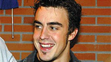 <b>ORGULLOSO Y QUERIDO.</B> Fernando Alonso descubrió con orgullo la placa con la que da su nombre al polideportivo de su antiguo instituto. También tuvo tiempo para repartir autógrafos entre unos profesores y alumnos que le aprecian.