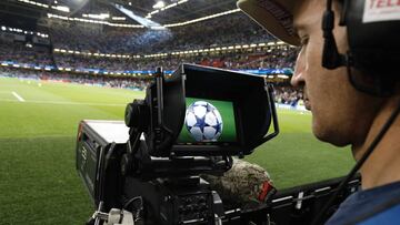 Un c&aacute;mara de televisi&oacute;n durante un partido de la Champions League. 