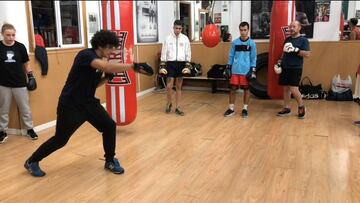 De lo más difícil, boxeo dinámico hacia atrás