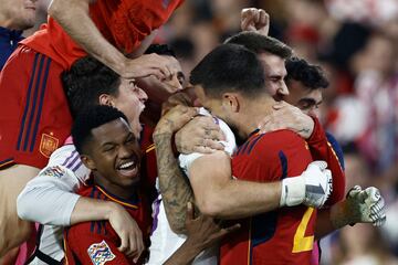 Los jugadores espa?oles celebran el t赤tulo de la Nations League.