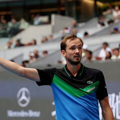 Medvedev pasa a semifinales en Pekín pese a las bolas