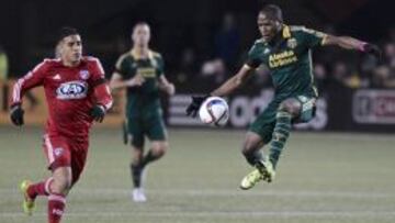 Darlington Nagbe (6)  de los Timbers de Portland Timbersjunto al volante del FC Dallas, Victor Ulloa (8).