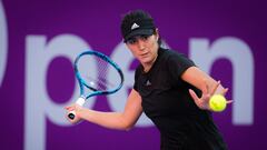 Garbi&ntilde;e Muguruza, durante un entrenamiento previo al torneo de Doha.