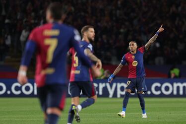 3-3.  Raphinha celebra el tercer tanto.