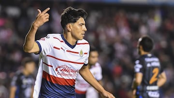 Erick Gutiérrez festeja un gol con las Chivas.
