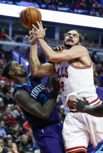 Joakim Noah, parado en falta por Marvin Williams.