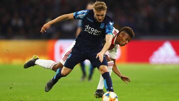 Martin Odegaard disputa un bal&oacute;n con David Neres durante el Vitesse y el Ajax de la Eredivisie.