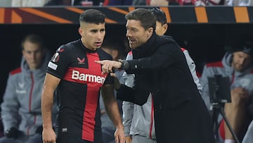 Xabi Alonso y Gustavo Puerta en un partido de Bayer Leverkusen.