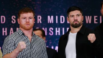 MEX9711. GUADALAJARA (MÉXICO), 14/03/2023.- El mexicano Saúl "Canelo" Álvarez y el británico Jonh Ryder posan durante una rueda de prensa hoy, en la ciudad de Guadalajara, en Jalisco (México). 'Canelo' Álvarez, campeón mundial de la división súper mediana, aseguró este martes estar recuperado de una cirugía de la mano y listo para vencer el 6 de mayo en Guadalajara al británico Jonh Ryder. La pelea será parte de las fiestas que conmemorarán los 200 años de la fundación del estado de Jalisco por lo que 8.000 personas de escasos recursos podrán presenciar el espectáculo de manera gratuita. EFE/ Francisco Guasco