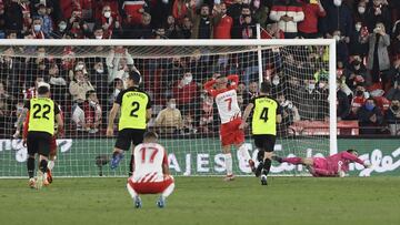 Juan Villar se lamenta tras fallar un penalti ante el Girona.