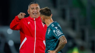 Futbol, Santiago Wanderers vs Palestino.
Copa Chile 2024.
El entrenador de Santiago Wanderers Jaime Garcia es fotografiado durante el partido de ida de la semifinal regional centro norte de la Copa Chile contra Palestino disputado en el estadio Elias Figueroa Brander de Valparaiso, Chile.
06/07/2024
Andres Pina/Photosport
Football, Santiago Wanderers vs Palestino.
2024 Copa Chile Championship.
Santiago Wanderers’s head coach Jaime Garcia is pictured during a quarter final first leg match of the North-Center regional phase of the Copa Chile Championship against Palestino at the Elias Figueroa Brander stadium in Valparaiso, Chile.
06/07/2024
Andres Pina/Photosport