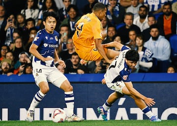 Vuelo de Mbappé sobre Jon Aramburu tras una entrada del jugador de la Real Sociedad.