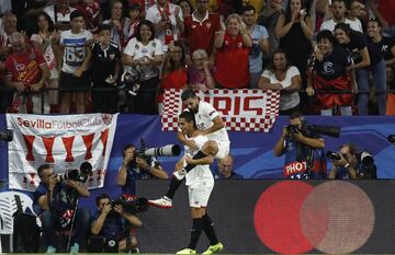 El delantero francés del Sevilla Ben Yedder celebra con su compañero Manuel Agudo "Nolito" el segundo gol del equipo ante el Maribor, durante el partido de la segunda jornada de la fase de grupos de la Liga de Campeones 
