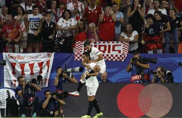 El delantero francés del Sevilla Ben Yedder celebra con su compañero Manuel Agudo "Nolito" el segundo gol del equipo ante el Maribor, durante el partido de la segunda jornada de la fase de grupos de la Liga de Campeones