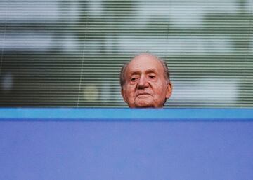 El Rey emérito, Juan Carlos I, observa el encuentro entre el Chelsea y el Real Madrid perteneciente a la vuelta de cuartos de final de la Champions League 22/23.