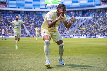 Roger Martínez festeja su gol con el América.