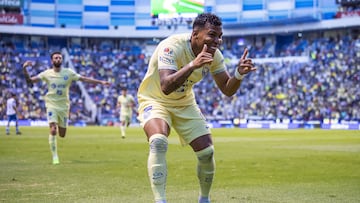 Roger Martínez festeja un gol con el América.