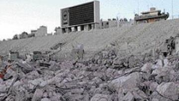 <b>LAS RUINAS DEL KARAISKAKI</B>. Se supone que para reconstruir el histórico Estadio Karaiskaki se necesitarían 40 meses: estas son sus ruinas actuales, el pasado jueves 8 de mayo.