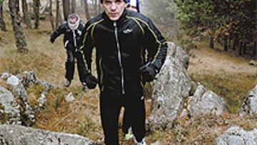 <b>UN TODOTERRENO. </b>Karim Quibir junto a Miguel Mallón y Pablo Navascués se entrena por Guadarrama.