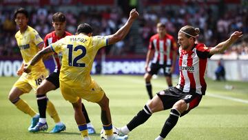 Daniel Muñoz disputando una jugada en el encuentro entre Brentford y Crystal Palace por la primera fecha de la Premier League.