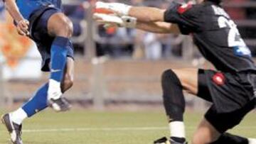 <b>VOLVIÓ A MOJAR. </b>Etoo superó de esta manera a Rubén en el tercer gol del Barça y ya lleva 17 con la camiseta blaugrana.