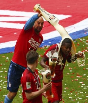 El Bayern celebra el título con ¡Un baño de cerveza!