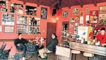 <b>EN FAMILIA. </b>Mita Stojkovic posa con varios socios en la cafetería de la peña rojiblanca de Belgrado. Fotos, camisetas, recuerdos. El Atlético se respira: está en todas partes.