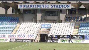 <b>ENSAYO. </b>La plantilla rojiblanca tomó contacto ayer con el césped artifical del Marienlyst.