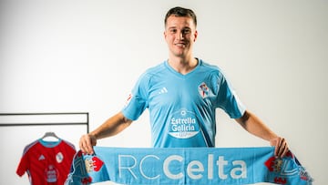 Javier Manquillo posa con la bufanda del Celta.