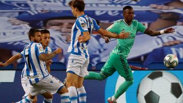 GRAF4847. San Sebastián, 21/06/2020.- El delantero brasileño del Real Madrid, Vinicius (d), intenta llevarse el balón ante los jugadores de la Real Sociedad, durante el encuentro correspondiente a la jornada 30 de primera división disputado esta noche en