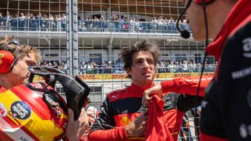 Ferrari's Spanish driver Carlos Sainz Jr speaks with his crew before of the start the Canada Formula 1 Grand Prix on June 19, 2022, at Circuit Gilles-Villeneuve in Montreal. (Photo by Jim WATSON / AFP)
