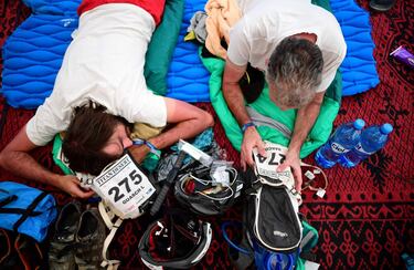 Los participantes descansan en el campamento después del final de la Etapa 3 de la 13ª edición de Titan Desert 2018 entre Alnif y Rissani, en el centro de Marruecos
