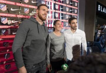 Oblak y Vrsaljko con Silvia Meseguer del Atlético femenino.
