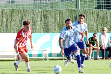 El Málaga saca buena nota ante un Almería que añora a Luis Suárez