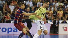 Cardinal lucha un bal&oacute;n con Sergio Lozano durante el tercer partido de la Final de la Liga de F&uacute;tbol Sala entre F.C. Barcelona Lassa y Movistar Inter.