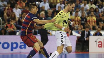 Cardinal lucha un bal&oacute;n con Sergio Lozano durante el tercer partido de la Final de la Liga de F&uacute;tbol Sala entre F.C. Barcelona Lassa y Movistar Inter.