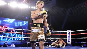 Naoya Inoue env&iacute;a a la lona a Jason Moloney durante su combate.