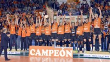 El CAI Voleibol Teruel festeja el t&iacute;tulo de Copa del Rey. 