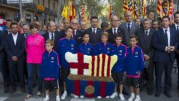 DIADA. Imagen de gran parte de la junta del Barça y de sus capitanes en el momento de la ofrenda floral a Casanova el 11 de septiembre.