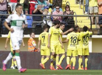 Los jugadores del Villarreal celebran el gol marcado ante el Elche, el primero del equipo, por su compañero Joel Campbell