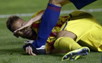 Un jugador del Osasuna le pisa la mano a Neymar.