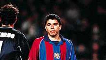 PUDIERON SER TRES. El árbitro Pérez Lasa anuló el tercer gol de Saviola.